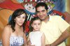 02102007
Vanesa Montfort de Ramón y Omar Ramón González con su hija Luisa Fernanda.