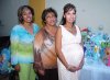 04102007
Stephanie de la O junto a Rosa Isela Reyes y Cinthia Isela Reyes, anfitrionas de su fiesta de canastilla.