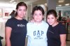 04102007
Paola Valdés viajó a Madrid, la despidieron Alejandra y María Elena Valdés.