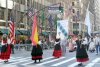 La famosa avenida neoyorquina se convirtió ayer en un arco iris con los coloridos vestidos típicos y banderas de los 21 países representados en el evento.