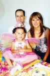 Belinda Nahle y Rodrigo Sánchez, Ana Benavides y Emilio Camposeco, Lourdes Nava, Alex y William Ponce, Keta Bonilla y Keta Gómez junto a la festejada.