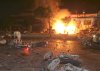 Varias motocicletas estaban de costado sobre el piso y las llamas ardían en el centro de la calle tras las explosiones.