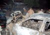 La explosión destruyó las ventanillas y parabrisas del vehículo que transportaba a Bhutto e incendió un auto de la escolta policial.