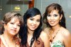 23102007
La festejada junto a su mamá Adela Martínez de Monsiváis y a su hermana Érika Monsiváis de Silva quienes le organizaron una agradable despedida de soltera.