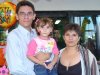23102007
Emilio Padilla y Adriana Zapata festejaron a su hijo Emiliano Padilla Zapata por su cumpleaños número cinco, lo acompaña también su hermanita Bárbara.