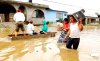 Centenas de personas se refugian en uno de los albergues que se adecuaron para recibir a los damnificados en la ciudad de Villahermosa.