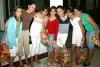 25102007
María Fernanda Huerta de la Torre, rodeada de un grupo de amigas del colegio que disfrutaron con ella, de una divertida fiesta de quince años.