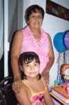26102007
Gloria Valenzuela Franco festejó a su hija Gabriela Salcido Valenzuela, con una piñata por cumplir ocho años de edad.