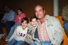 27102007
José Antonio Braña acompañado de las pequeñas Greta Braña y Natalia Lugo en reciente festejo escolar.