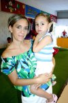 27102007
Liz de Santacruz con la pequeña Natalia Santacruz en reciente fiesta infantil.