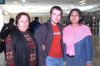 30102007
Julio Gámez llegó desde Costa Rica y lo recibieron Karina y Catalina Gámez.