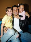 28102007
Alger Salazar con las pequeñas Mari Gaby y Ana Sofía Salazar en un festejo realizado en un colegio Montessori.