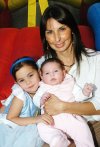 28102007
Claudia y Camila Cardona acompañadas de su mamá Claudia de Cardona.
