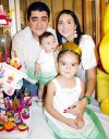 ROSTROS
¡Ya tiene 4 años!
Jorge Fahur y Mary Carmen Rodríguez de Fahur con sus hijas Mary Carmen y Luciana.