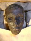 La momia lució cara y estrenó atuendo y ubicación nuevos cuando justo se cumple el 85 aniversario del descubrimiento de su tumba por el británico Howard Carter.