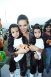 01112007
Ema y Natalia Barraza con su mamá Laura Flores de Barraza, en una fiesta infantil de disfraces.