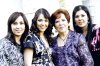 Gabriela González de Batres con sus hijas Karina, Gloria y Gaby.