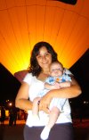 04112007
Anahí Castillo y su hijo Saúl Castillo disfrutaron de la exhibición de globos realizada en el bado del Río Nazas.