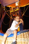 04112007
El pequeño Diego Salas Castillo tuvo oportunidad de subirse a una canastilla de un globo en el pasado festival realizado en el bado del Río Nazas.