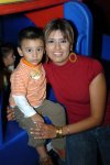 12112007
Adriana Ramírez con su pequeño hijo Adrián.