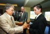 04112007
Mauricio Cepeda, presidente del Club Sembradores Comarca, recibe la estafeta de manos del presidente fundador de Sembradores Laguna, Ignacio Obeso.