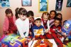 11112007
El pequeño Víctor junto a su hermanita Valeria y algunos de sus invitados a la hora del pastel.
