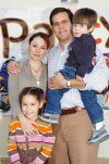 11112007
Marlene Victoria acompañada de su mamá Lourdes Victoria Villarreal Román en su fiesta celebrada con motivo de su primer año de vida.