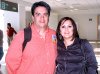 06112007
Mario Alberto Ríos viajó a México y lo despidió su esposa Mayela de Ríos.