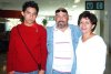 17112007
Rosa María, Gisela y Rocío Hernández viajaron a Tijuana, las despidieron Sergio y Rodrigo Hernández.
