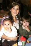18112007
Valeria Garza con sus hijos Ricardo y Joanna asistieron a una fiesta de cumpleaños.