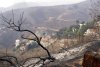 Un incendio que recorría a gran velocidad los cañones y montañas de esta elegante zona del sur de California destruyó más de 30 residencias.