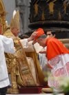 El papa saludó en español a los cuatro nuevos cardenales latinoamericanos creados en el consistorio.