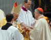 Benedicto XVI presidió una misa solemne con los nuevos cardenales, a quienes entregó el anillo cardenalicio.