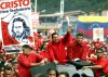 El presidente venezolano, Hugo Chávez, saluda a sus seguidores en apoyo al 'Si' para el referéndum.