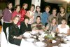 27112007
Geovanna Valdez de Cavazos, rodeada de un grupo de amistades asistentes a su fiesta de canastilla.