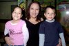 25112007
Analie Morales con sus hijos William y Stanckty Boone Morales, asistieron a una fiesta de cumpleaños.