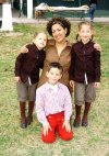 28112007
Cecy Cardiel de Lastra con sus hijos José Ignacio, Sara y Alba.