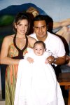 30112007
Jorge Andrés durante le celebración bautismal, junto a sus padres y padrinos.