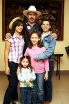 28112007
Lorena acompañada de sus padres Jorge Alberto Lozano Vergara y María Elena Martínez de Lozano, y sus hermanas Claudia y Mónica.