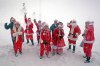 Veinticinco Santa Claus visitaron la montaña alemana más alta para sorprender a los niños hospitalizados en el centro infantil y juvenil de reumatología de Garmisch-Partenkirchen.