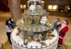 En uno de los lujosos hoteles de Seúl, Corea del Sur, innovaron por la llegada de las fiestas decembrinas y decidieron colocar un curioso árbol hecho de pasteles de varios sabores.