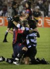 Los trofeos para el campeón y subcampeón, estaban listos al pie de la cancha del estadio 'Andrés Quintana roo', donde se disputó el encuentro entre los Potros de Hierro del Atlante y los Pumas de la UNAM, de la gran final del torneo de futbol mexicano, en Cancún.