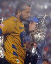 Federico Vilar, 'el chicharo' Hernández y Giancarlo Maldonado, de los potros de hierro del Atlante, festejan el triunfo en cuanto el árbitro dio el silbatazo final.