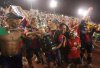 El mediocampista camerunes Alain Nkong del atlante festeja el título de campeón.