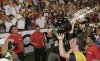 El mediocampista camerunes Alain Nkong del atlante festeja el título de campeón.