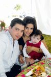 Héctor Hugo Nahle y Luz María Herrera de Nahle con su hija María Fernanda.