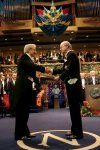 El rey Carlos Gustavo de Suecia entregó en el Konserthuset de Estocolmo los premios Nobel 2007 de Física, Química, Medicina, Literatura y Economía.