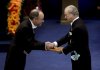 El rey Carlos Gustavo de Suecia hace entrega del Premio Nobel de Economía 2007 al profesor Roger Myerson, de la Universidad de Chicago.