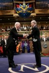 El rey Carlos Gustavo de Suecia hace entrega del Premio Nobel de Economía 2007 al profesor Roger Myerson, de la Universidad de Chicago.