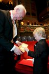 El británico Martin Evans ( Premio Nobel de Medicina 2007), enseña la medalla a su nieto George.